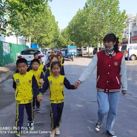 桃花幼儿园大班小朋友幼小衔接活动之参观小学