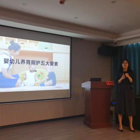 专家进行婴幼儿养护照顾五大要素解读  2023年5月14日，山东济南。