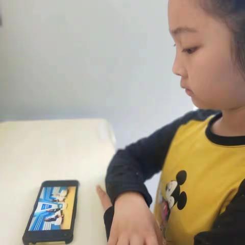 施介小学三年七班家长观看展播视频《家庭教育公开课》