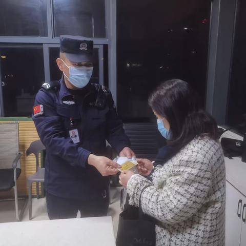 四小警务站为群众找回遗失物品