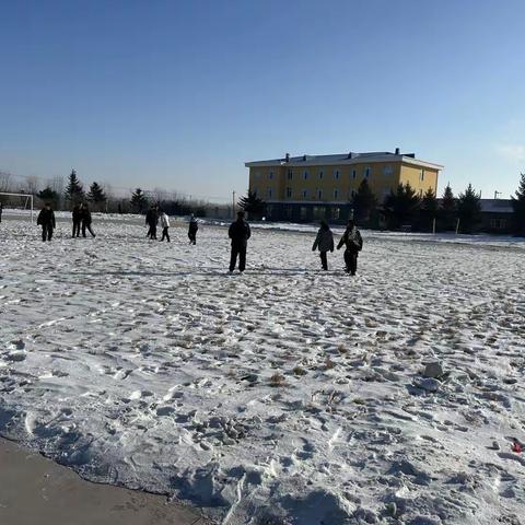 冰雪运动进校园 激情飞扬展活力