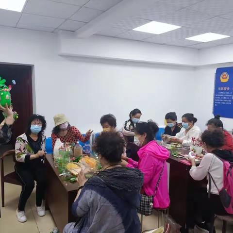 工程街道红专西段社区新时代文明实践站开展“科学的利用废物变废为宝”手工制作活动
