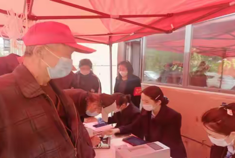 “我为群众办实事”系列秀河湾社区联合建设银行进社区为辖区居民办理第三代社保卡