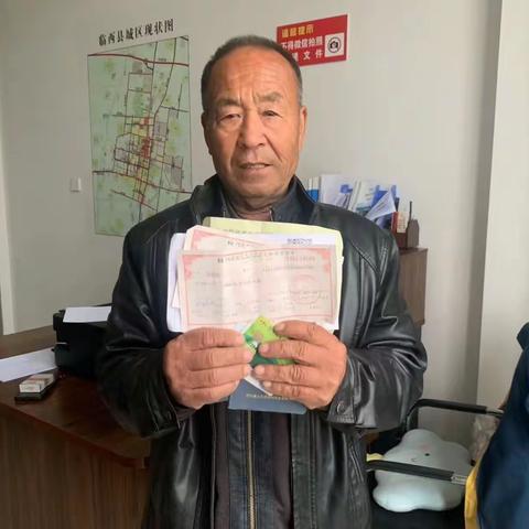 环卫工人用行动美化环境，用行为净化心灵