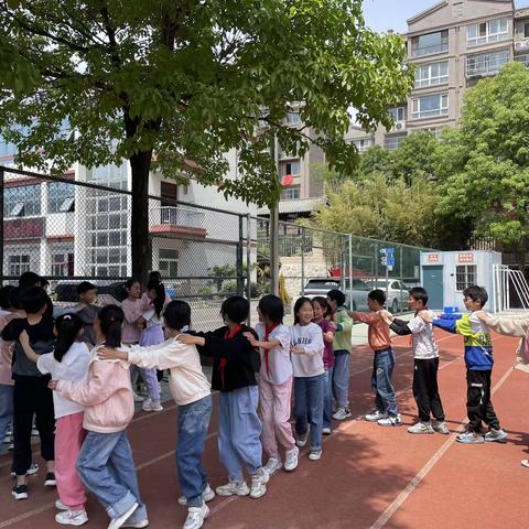 “雏鹰互助 快乐成长”——和小四1班学生团建活动