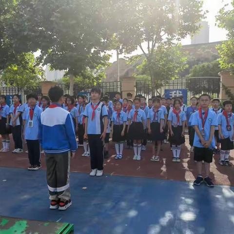 龙湖国际城小学五八班“励志教育”升旗仪式