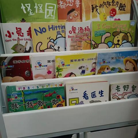 中二班李妍慧：晒晒我家的小书屋