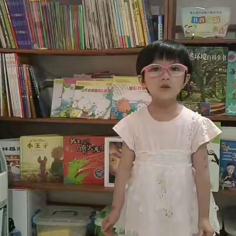 中二班李妍慧：晒晒我家的小书屋