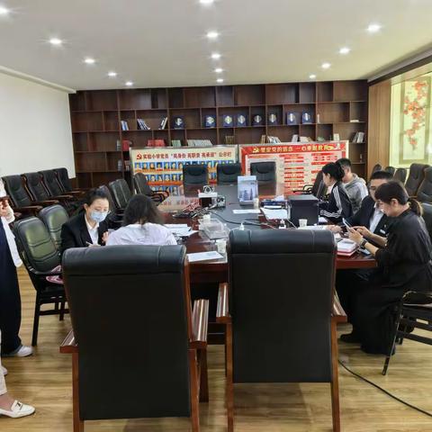 【大连好服务】瓦房店支行营业部走进瓦房店市某小学，为教师现场办理银行卡