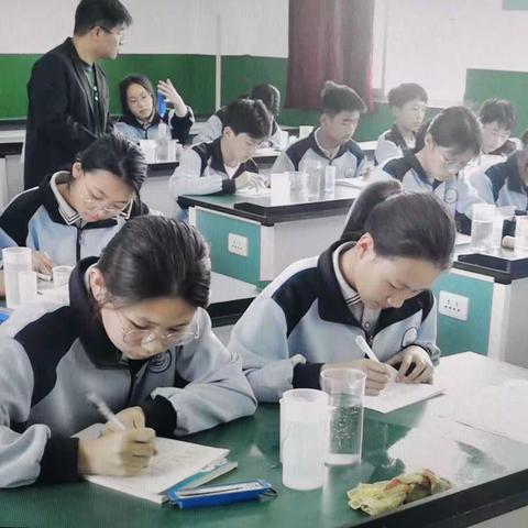 “实践出真知，课堂展风采”——八年级物理趣味课堂实记