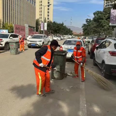 为居民营造干净整洁的居住环境 突击清理清理五洲帝景二期规划路