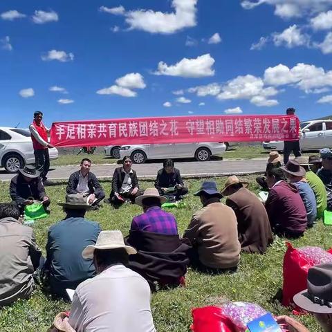 县残联深入联点村开展“手足相亲共育民族团结之花、守望相助同结繁荣发展之果”为主题的民族团结宣讲活动。