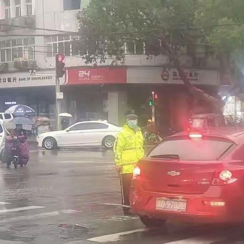 暴雨来袭  丛台一大队雨中执勤保畅通