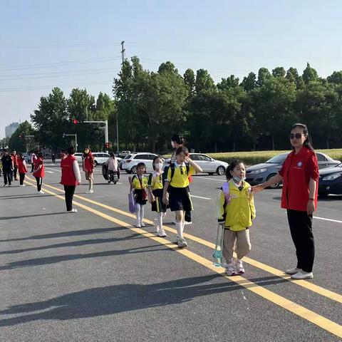 童蒙养正，同心筑梦。家校共育，共育花开。——实验小学花园路校区一年级四班家长驻校办公日。