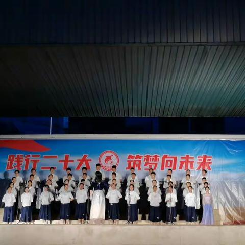 歌声嘹亮，唱响青春！初一二班在校园合唱比赛喜获二等奖！