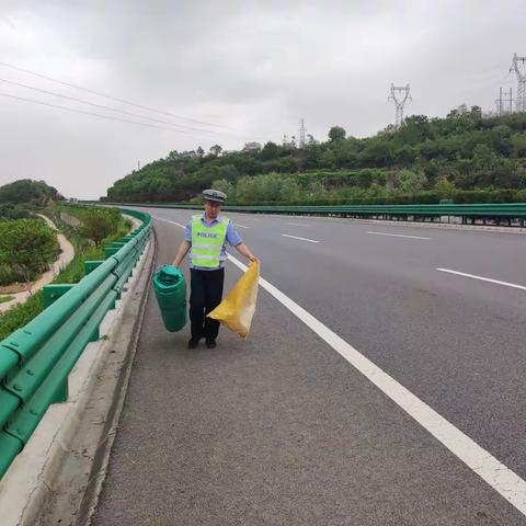 【宝鸡高速交警】宝鸡高速交警迅速处置一起路面抛洒物