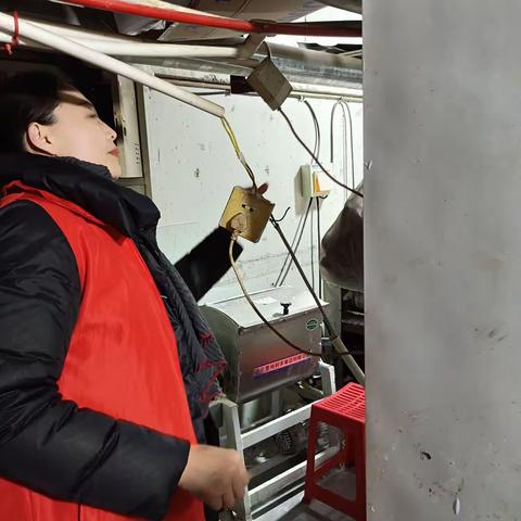 网格员化身“安全员” 排查隐患保平安——大辛庄街道复兴社区网格员有效排查安全隐患（副本）