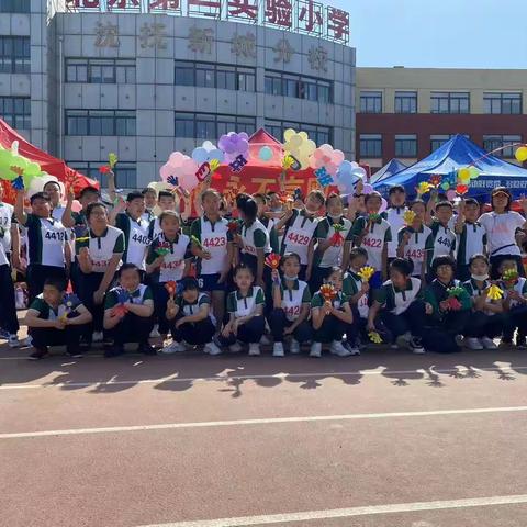 方大实验小学四年级四班运动会现场，老师和孩子们都很开心～