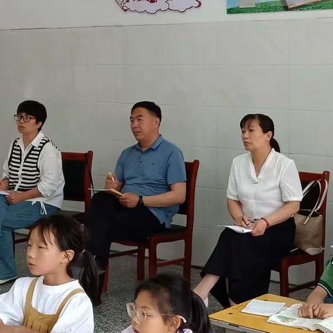 推门听课  以听促教——兰考县教研组来代庄小学听课活动