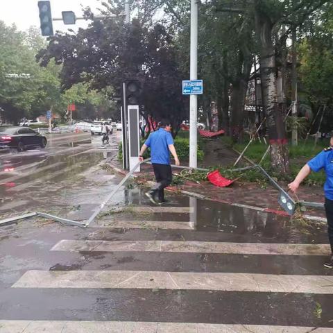 暴雨过后，住建局打响恢复市容环境攻坚战