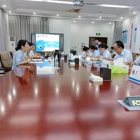 准格尔分行开展六月份服务例会