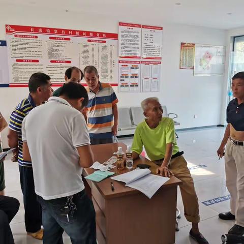 “群众利益无小事，温馨服务暖人心。"棠昌村组织开展对60岁以上老人养老保险进行认证活动。