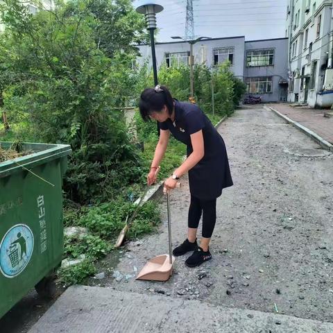 白山市第二十中学开展“拔草护绿·我爱我家”环境卫生整治活动