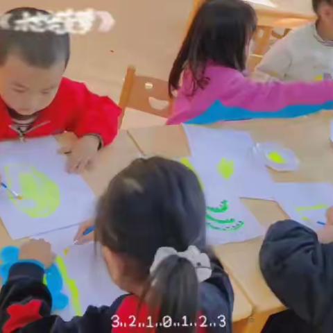 板溪幼儿园特色课        为凸显我园的教育特色，丰富孩子的生活，让十一月份成为我们幼儿园展示特色教学的重