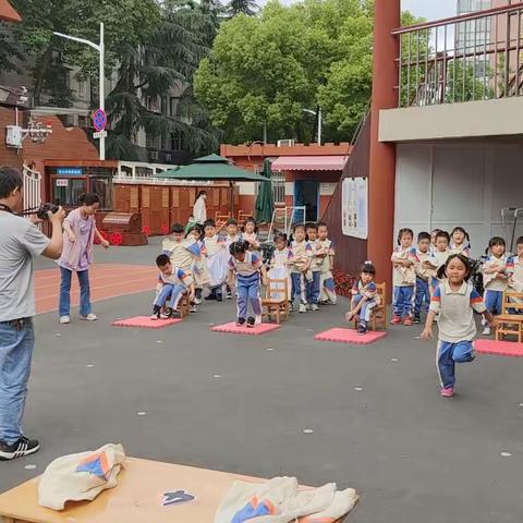 生活自理，快乐自立——凤凰幼儿园小班年级组自理能力大赛