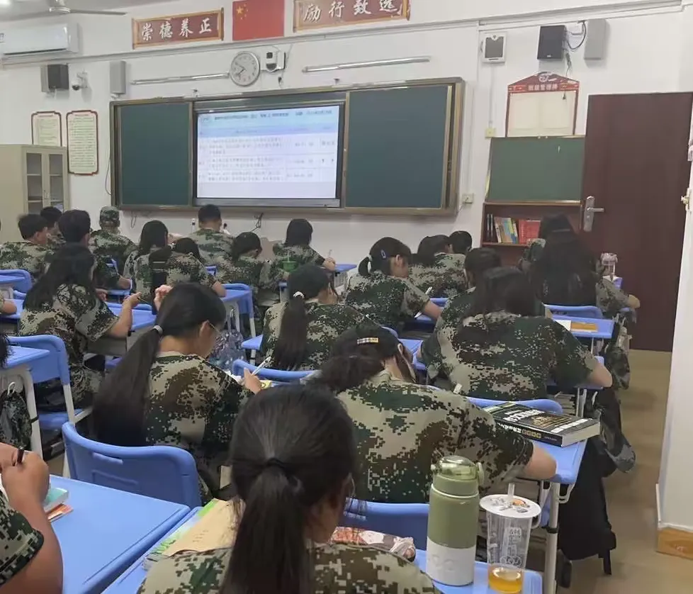 简篇-淬炼青春正当时,海白学子展英姿——记海南中学白沙学校2023级高一军训