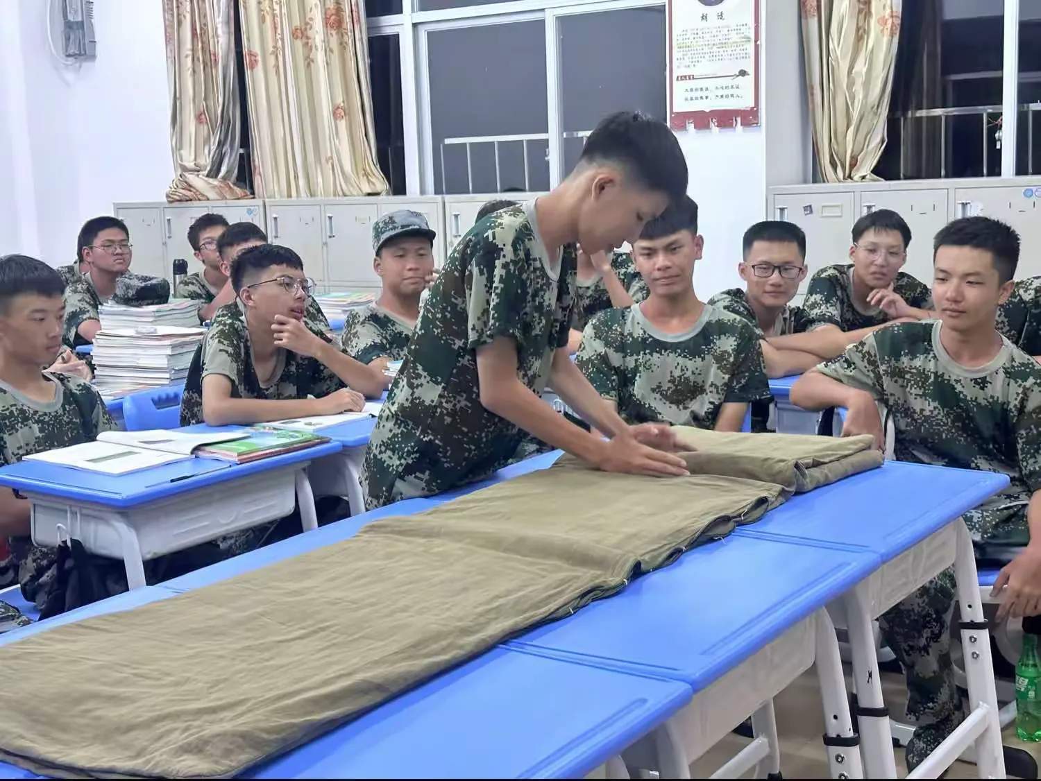 简篇-淬炼青春正当时,海白学子展英姿——记海南中学白沙学校2023级高一军训