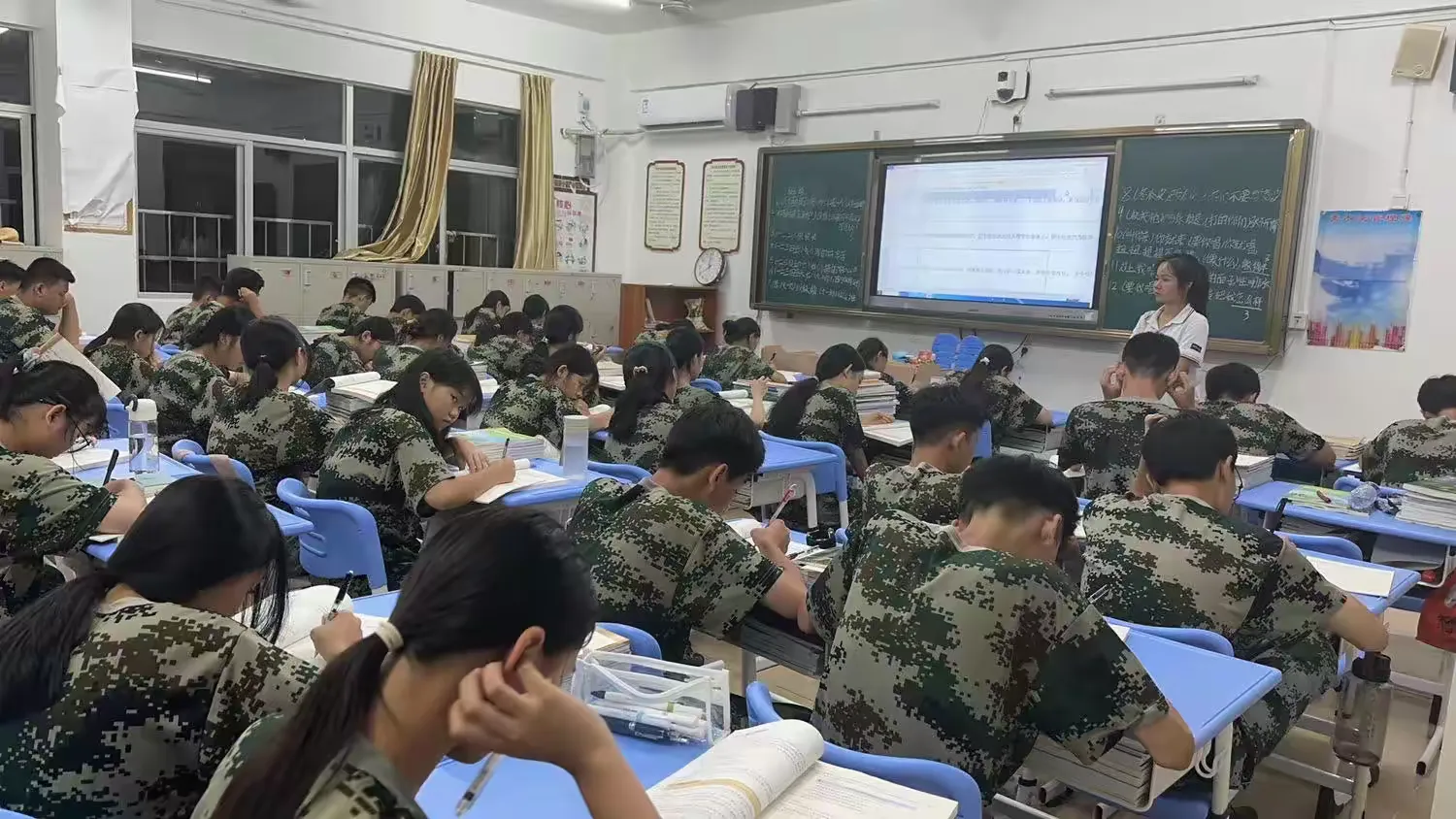 简篇-淬炼青春正当时,海白学子展英姿——记海南中学白沙学校2023级高一军训