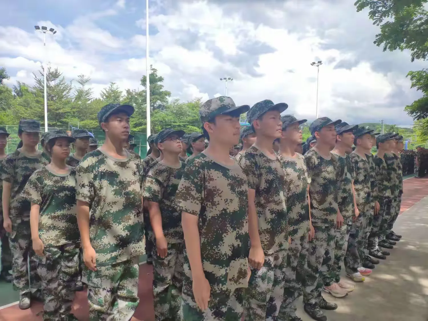 简篇-淬炼青春正当时,海白学子展英姿——记海南中学白沙学校2023级高一军训