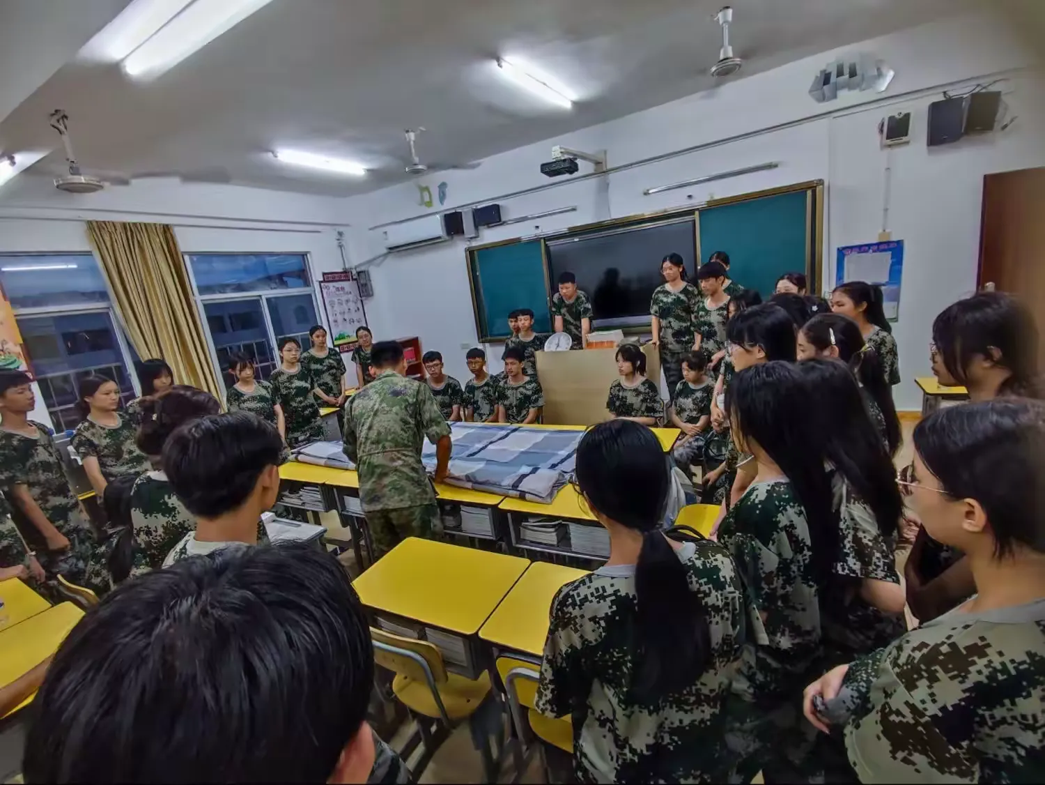 简篇-淬炼青春正当时,海白学子展英姿——记海南中学白沙学校2023级高一军训