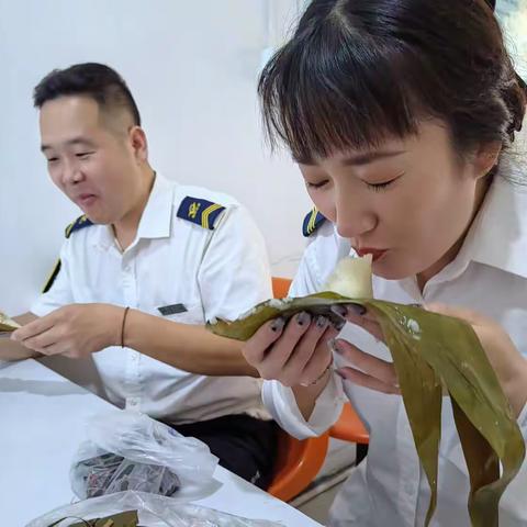 暖心公交情  端午粽飘香