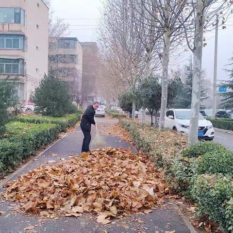 翠溪社区义务打扫道路，助力文明城市创建