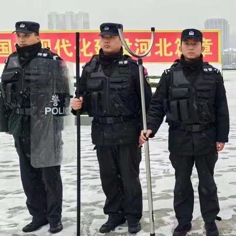 无惧风雪，送温暖，桥西特警护平安