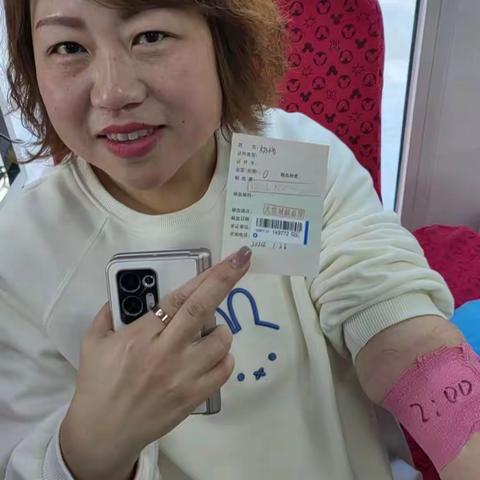 万泉街道韶华社区开展“只争朝夕传温暖，不负韶华献爱心”无偿献血活动