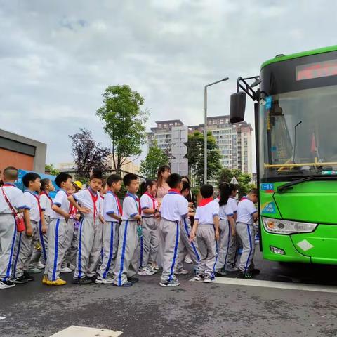 消防零距离 致敬火焰蓝——雨城九小（雅外实小大兴校区）二年级三班开展消防研学活动