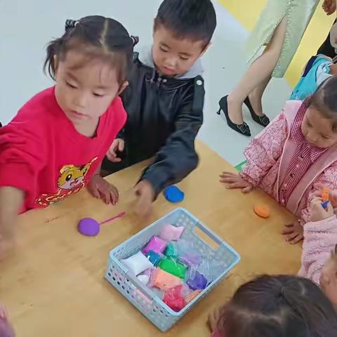 登封市少林实验幼儿园中班级组《月圆映中秋，童心庆国庆》活动