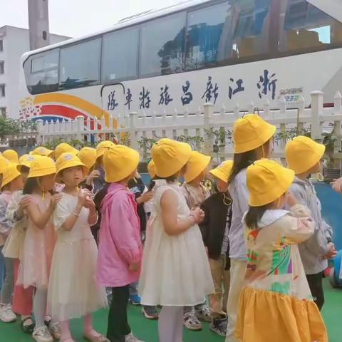 【参观小学初体验，幼小衔接促成长】                   三花幼儿园大班幼小衔接活动