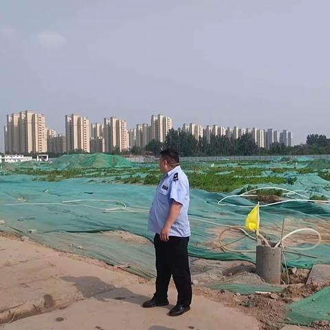 为进一步抓好扬尘治理工作，改善城市空气质量，东区、东部新区中队中队对管辖范围内工地进行督导检查