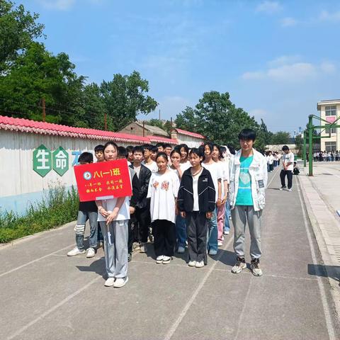 运动绽风采，跃动向未来——临汝镇三中八年级一班运动会精彩瞬间