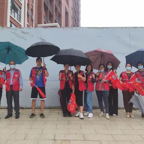 风雨护学岗，撑起平安伞 ！——记新城学校703班家长爱心护学岗