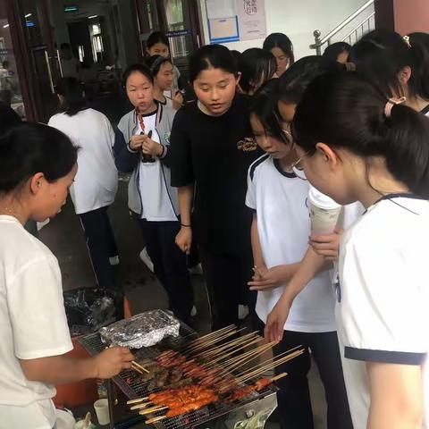 不食人间烟火，但食人间美味-横河初中八（6）班校园烧烤