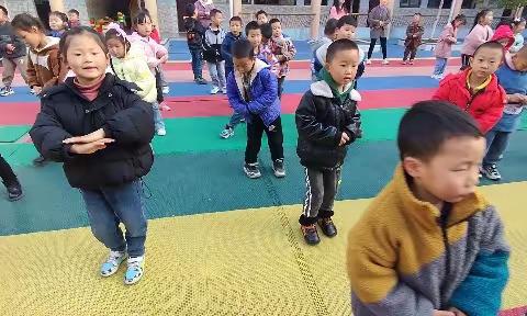 里耶镇中心幼儿园大二班一周精彩瞬间回顾