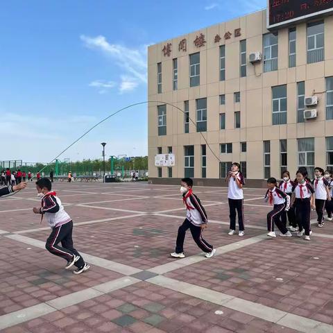 “绳”彩飞扬、活力绽放——独山子区第七小学蓝色健体课程之五年级8字跳长绳比赛