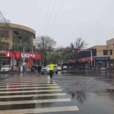 “雨”您同行——平山交警雨中执勤保畅通！