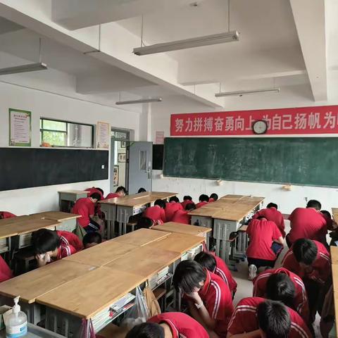 《防火消防演练》——鸿德学校初一年级