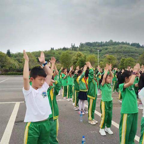 陈燕，研学A2202班。松桃苗族自治县第六完小三（1）班“拥抱初夏探索自然”春季研学实践活动